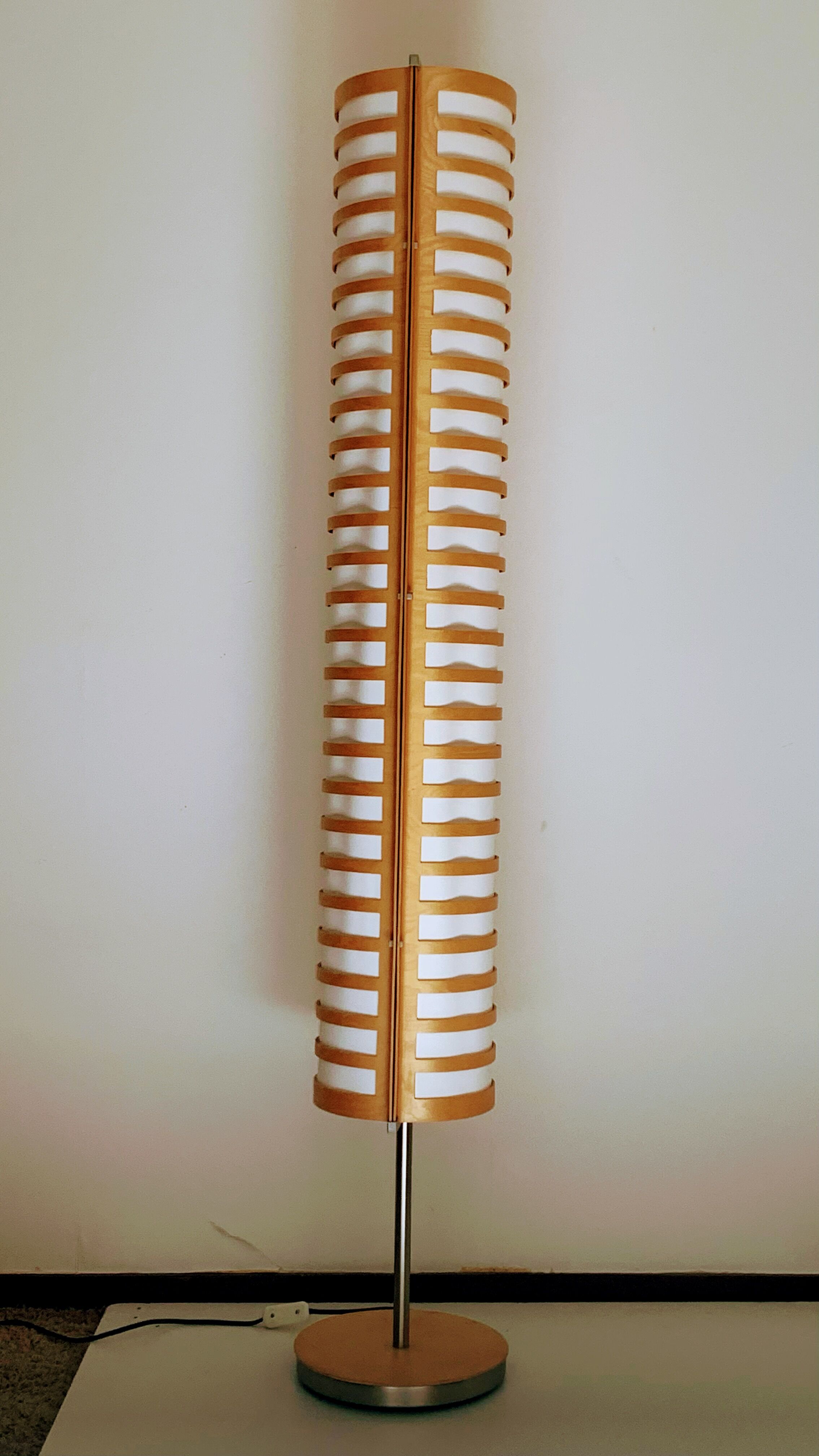 Lampadaire en bois de hêtre et textile Ikea Strimma