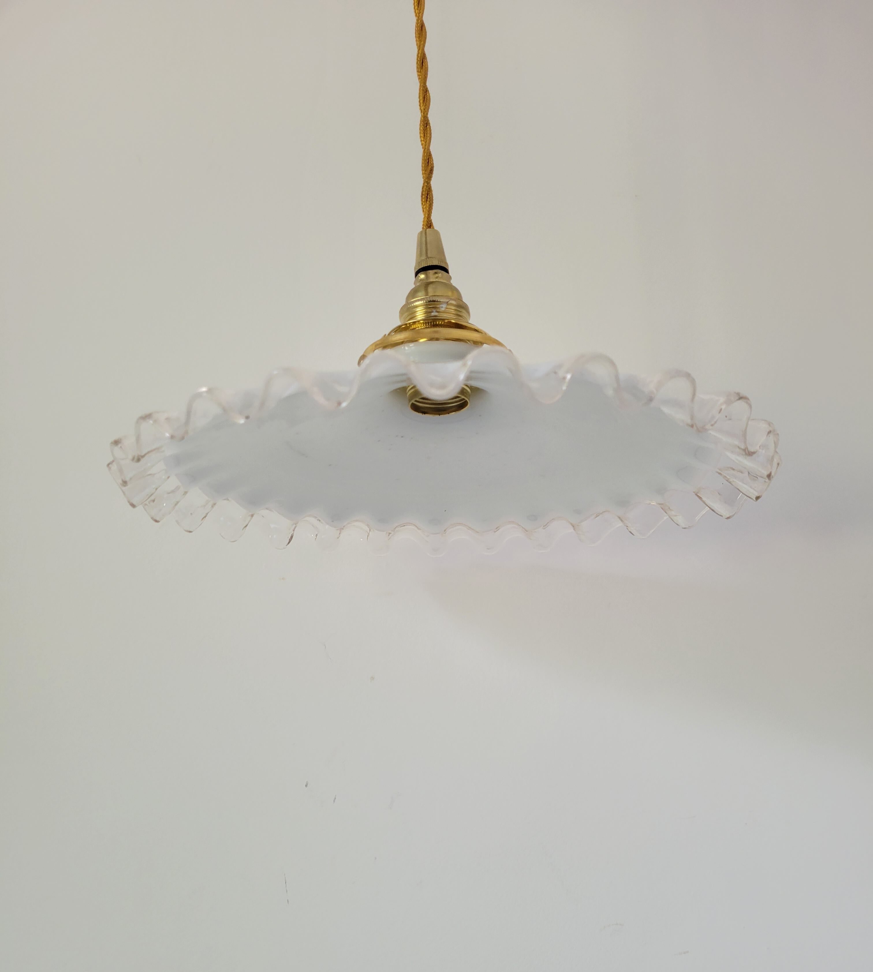 Serrated opaline suspension