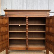 Meuble espagnol bois sculpté profils et armoiries 1950