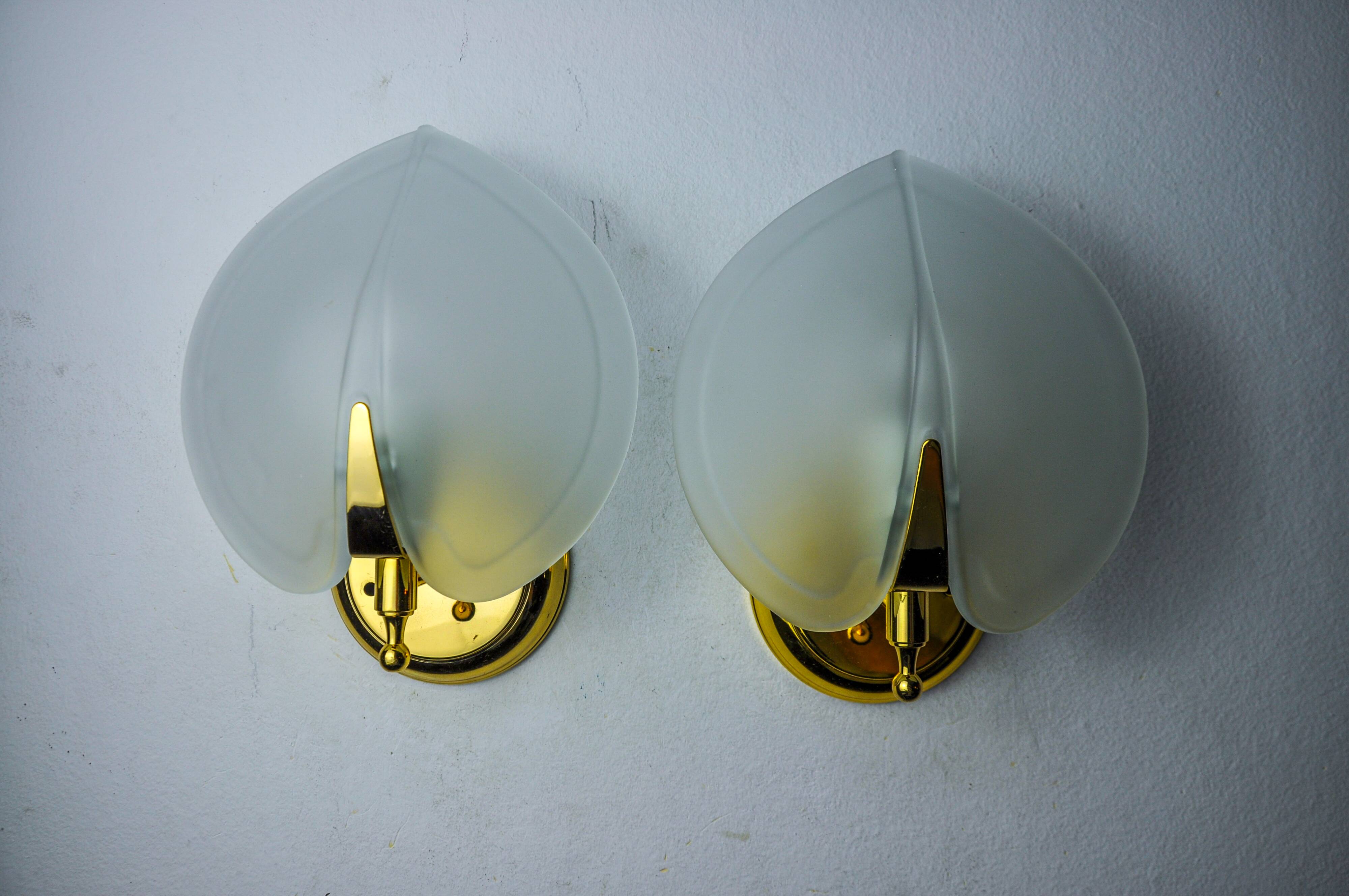 Pair of wall lamps "sheet" in opaque glass, murano, Italy 1980