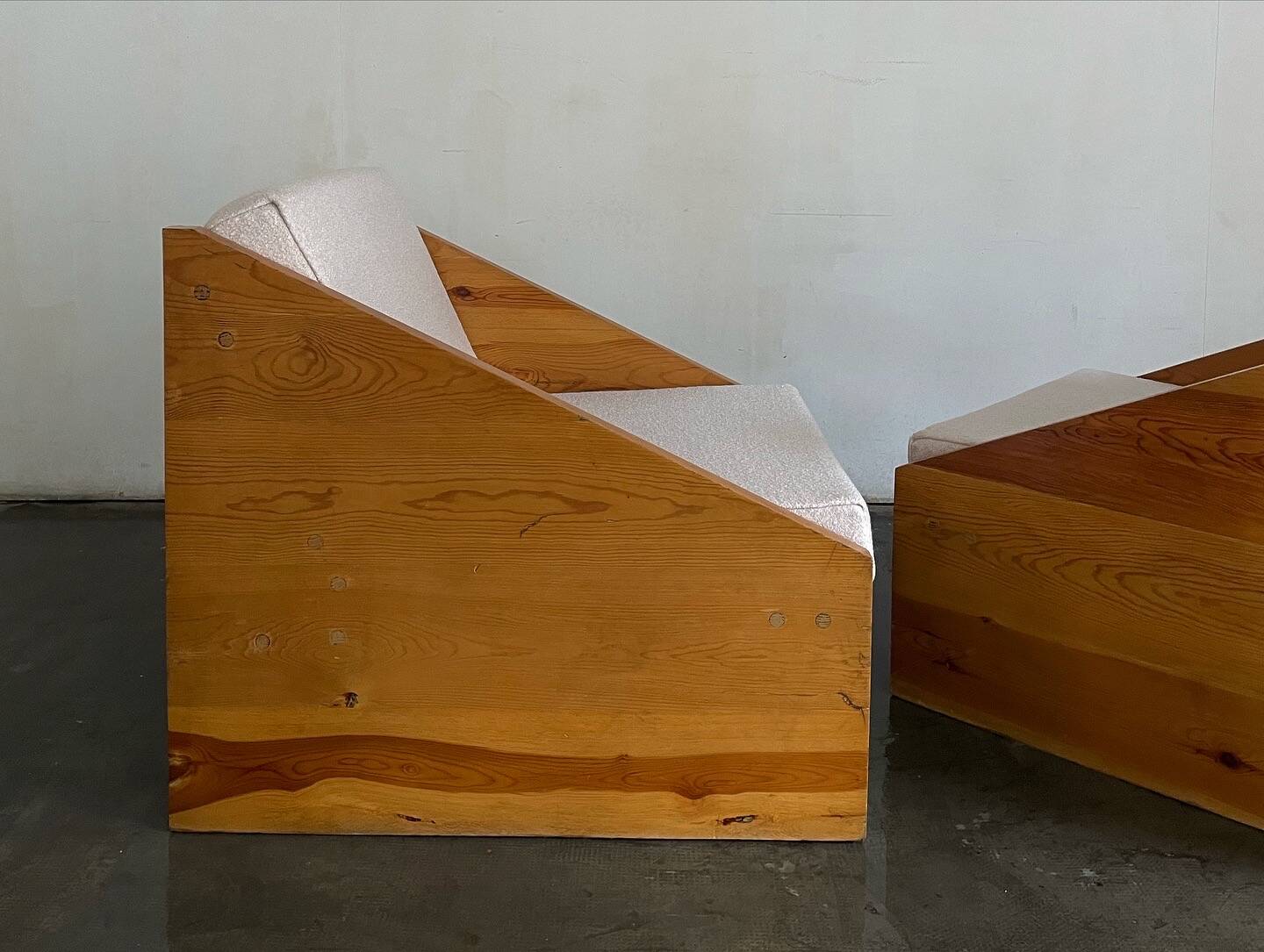 Fauteuils rationalistes en pin massif