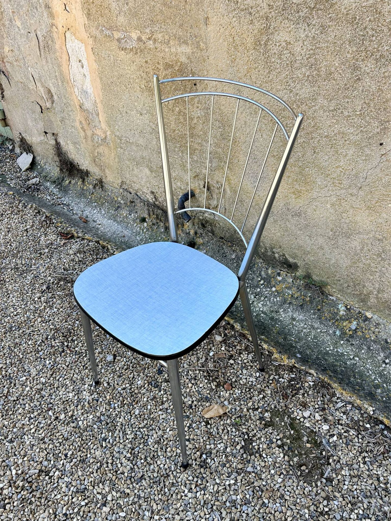 Chaise chromée en Formica bleue