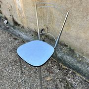 Chaise chromée en Formica bleue
