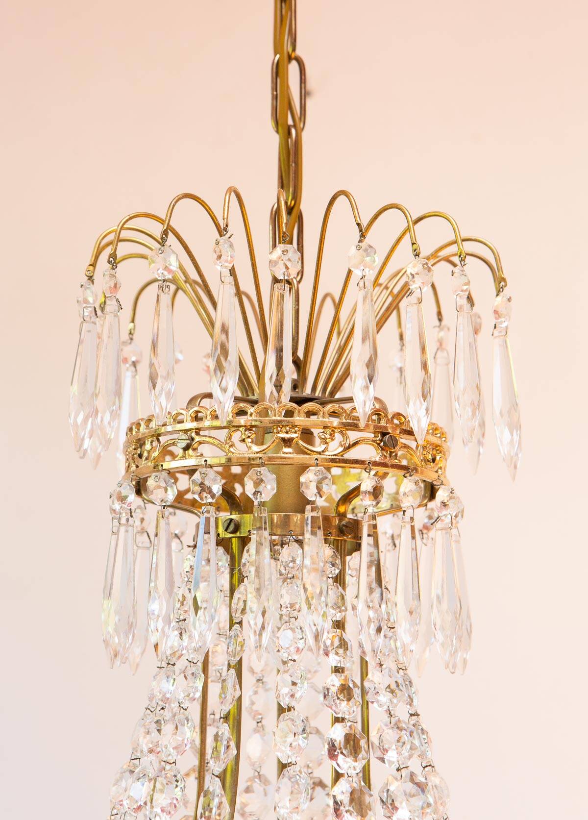 Swedish Gustavian style brass chandelier and 500 pendants circa 1960