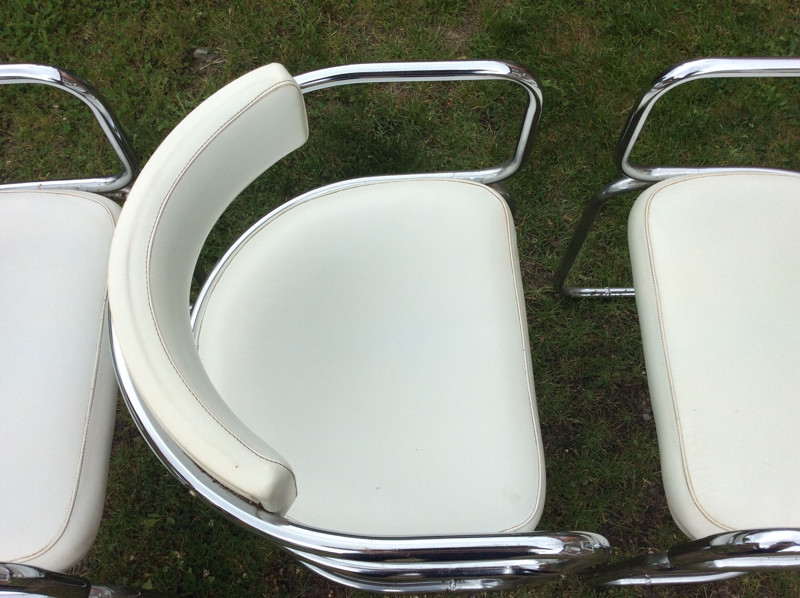 Fauteuils vintage à piétement tubulaire chromé et Skaï blanc de Renato Zevi pour Roche bobois.