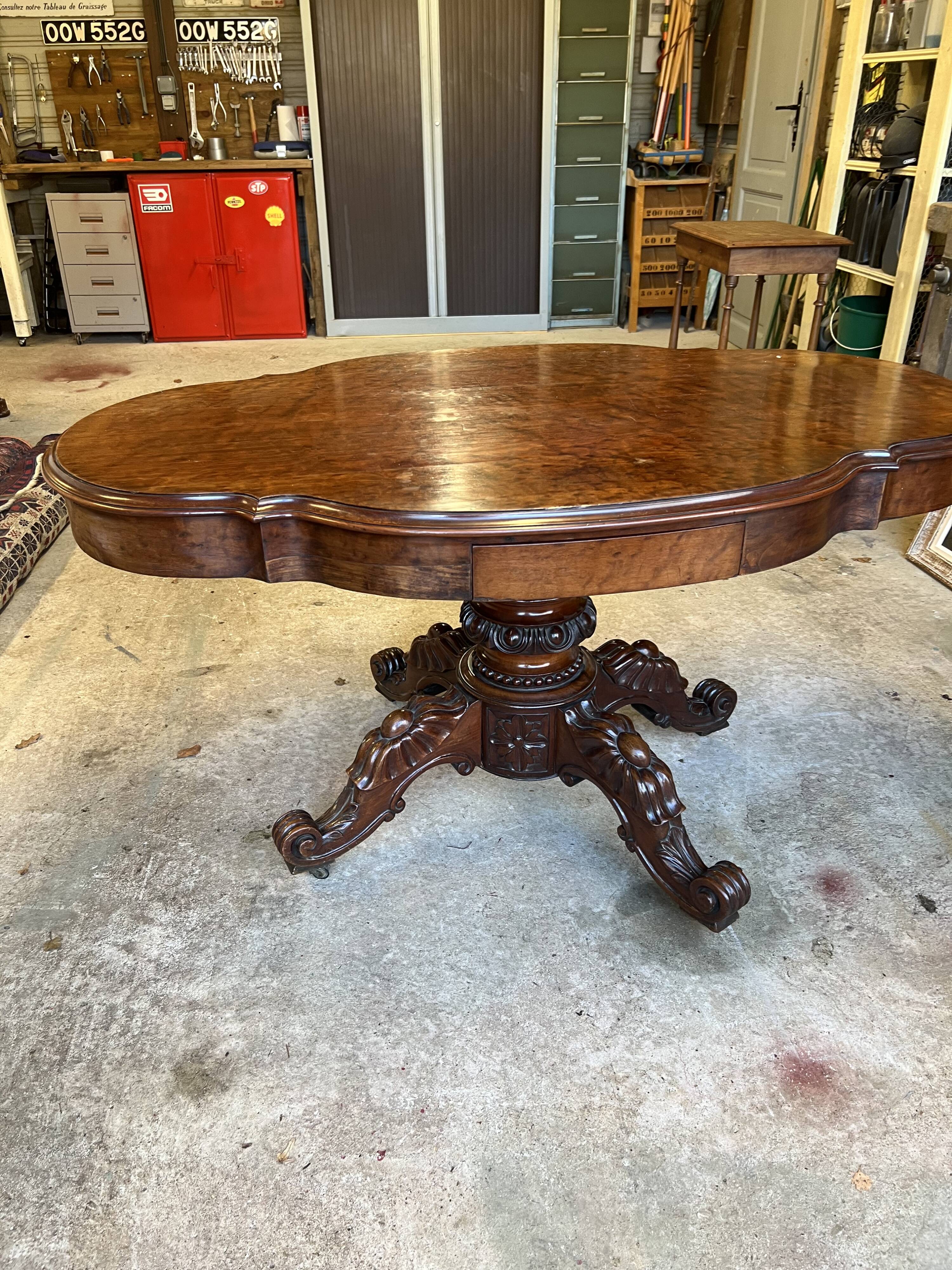 Middle table in mahogany.