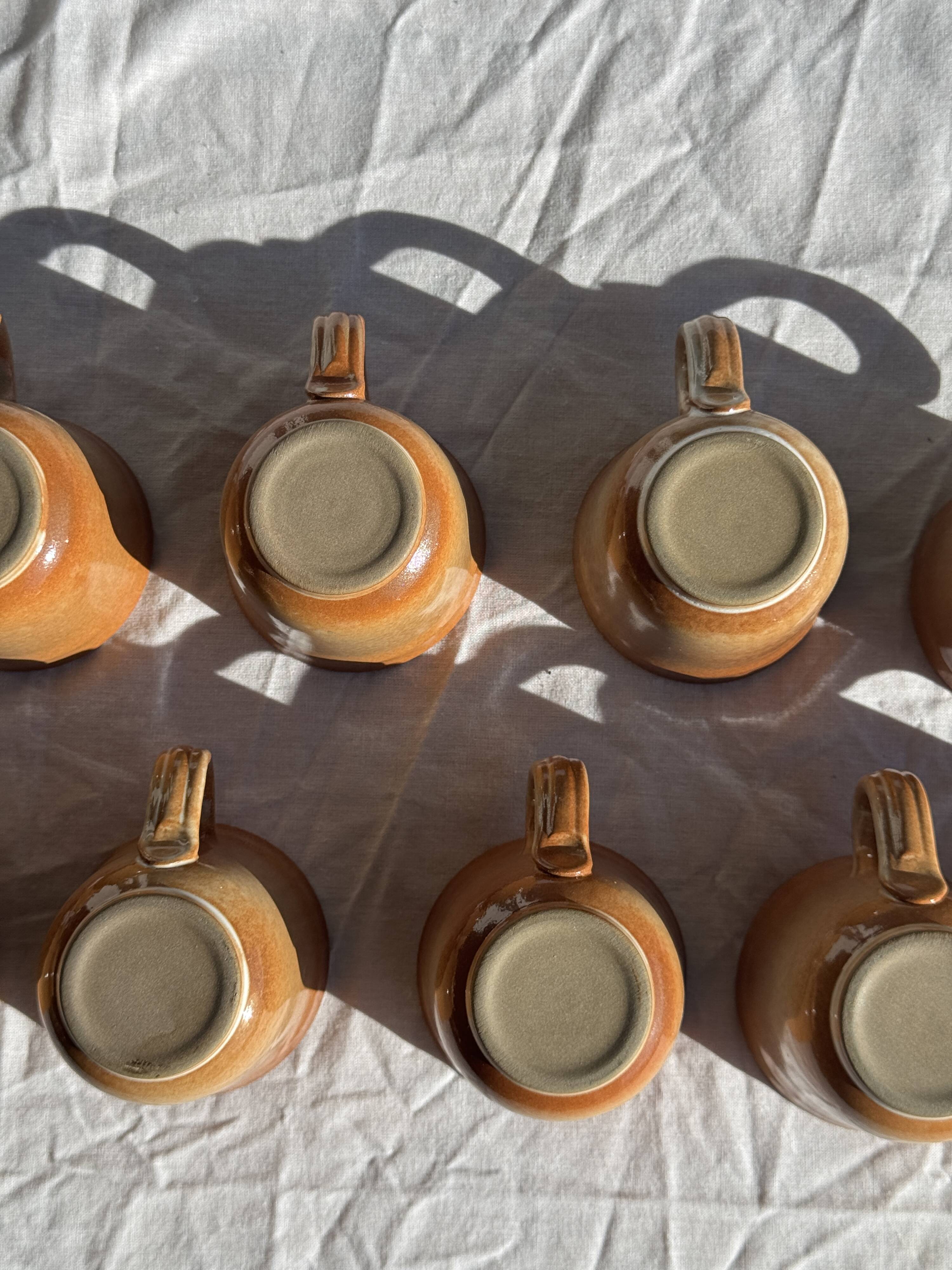 Lot de 11 tasses à café en grès à anse