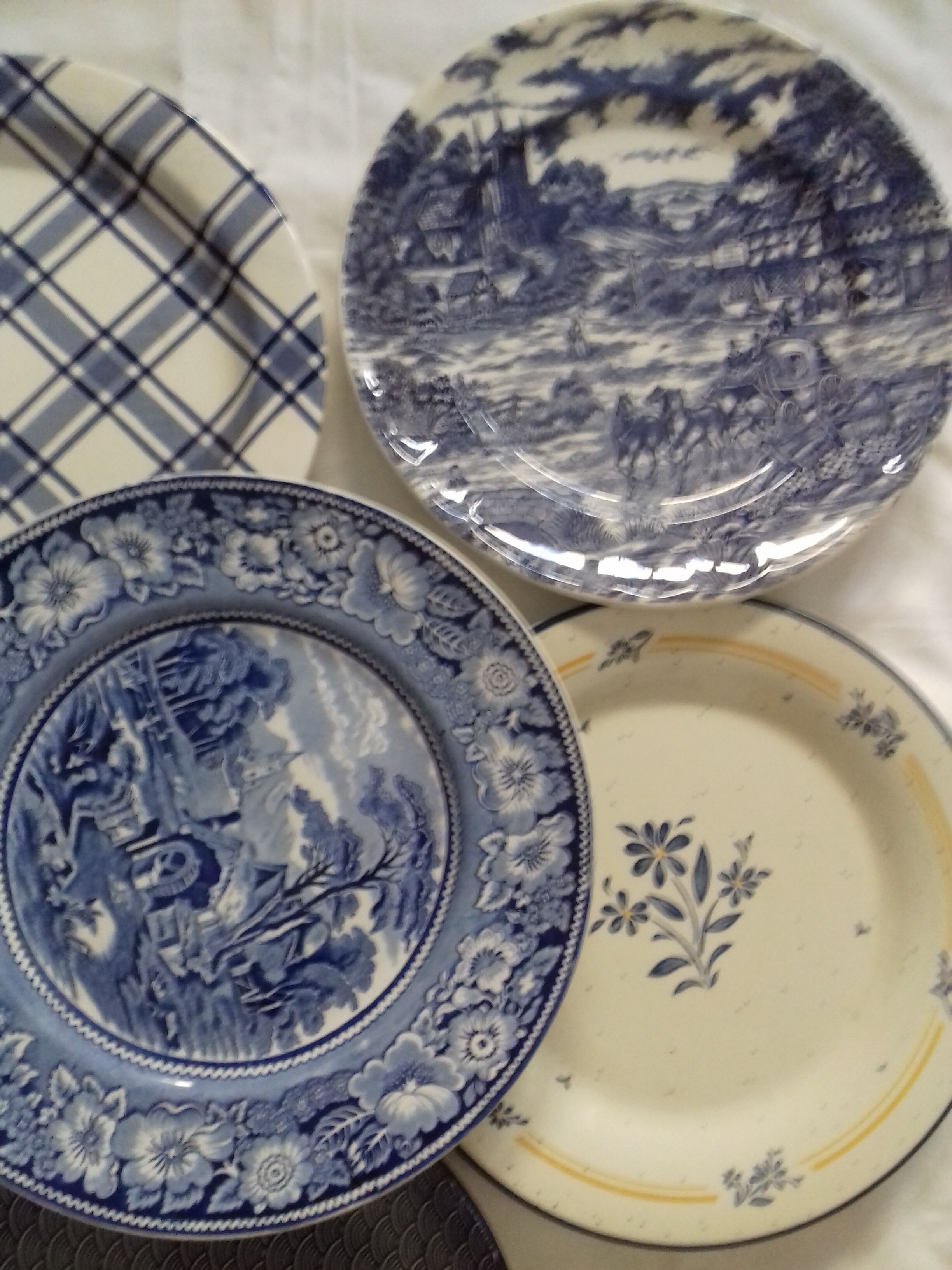 Suite de 6 assiettes bleu indigo