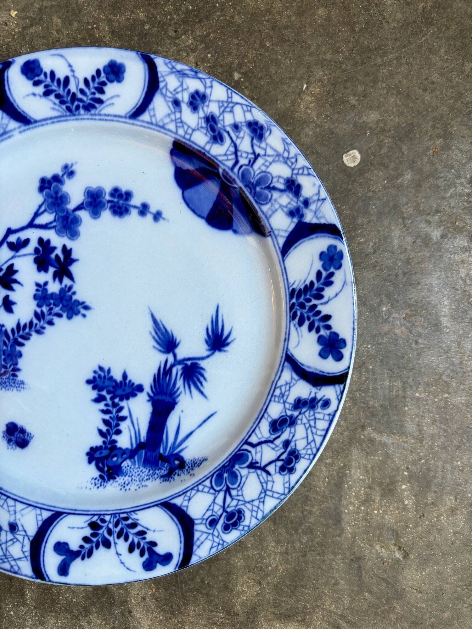 Assiette à gâteau Creil et Montereau en faïence bleue, service "Japon" vers 1895