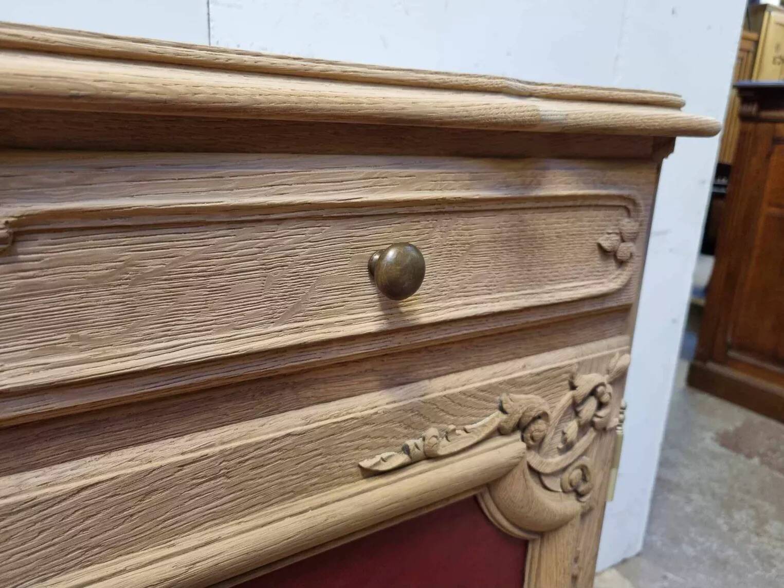 Louis XV buffet in oak & leather - Sandblasted