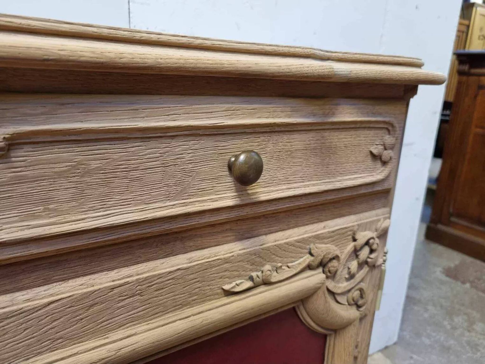 Louis XV buffet in oak & leather - Sandblasted