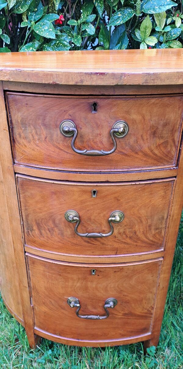 Bureau anglais forme haricot