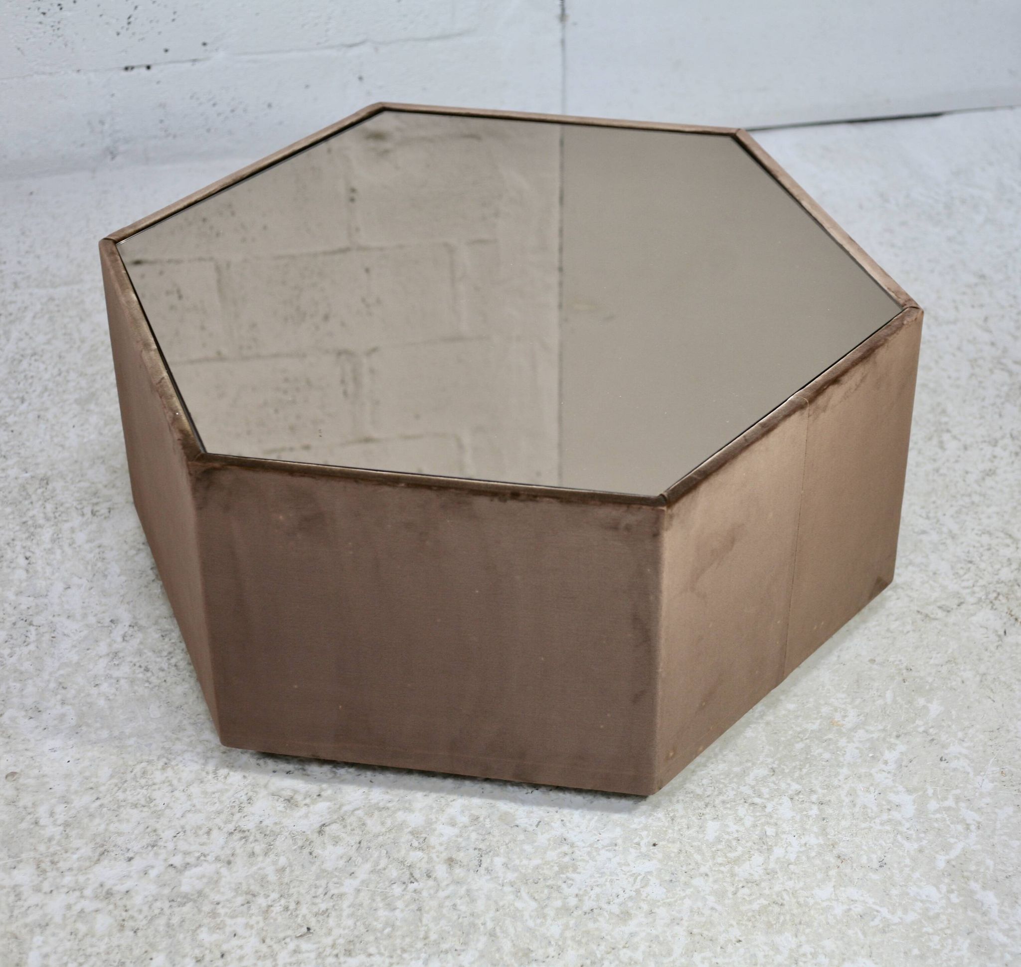 Table space age, hexagonale. Bois, velours et miroir fumé. Circa 1970