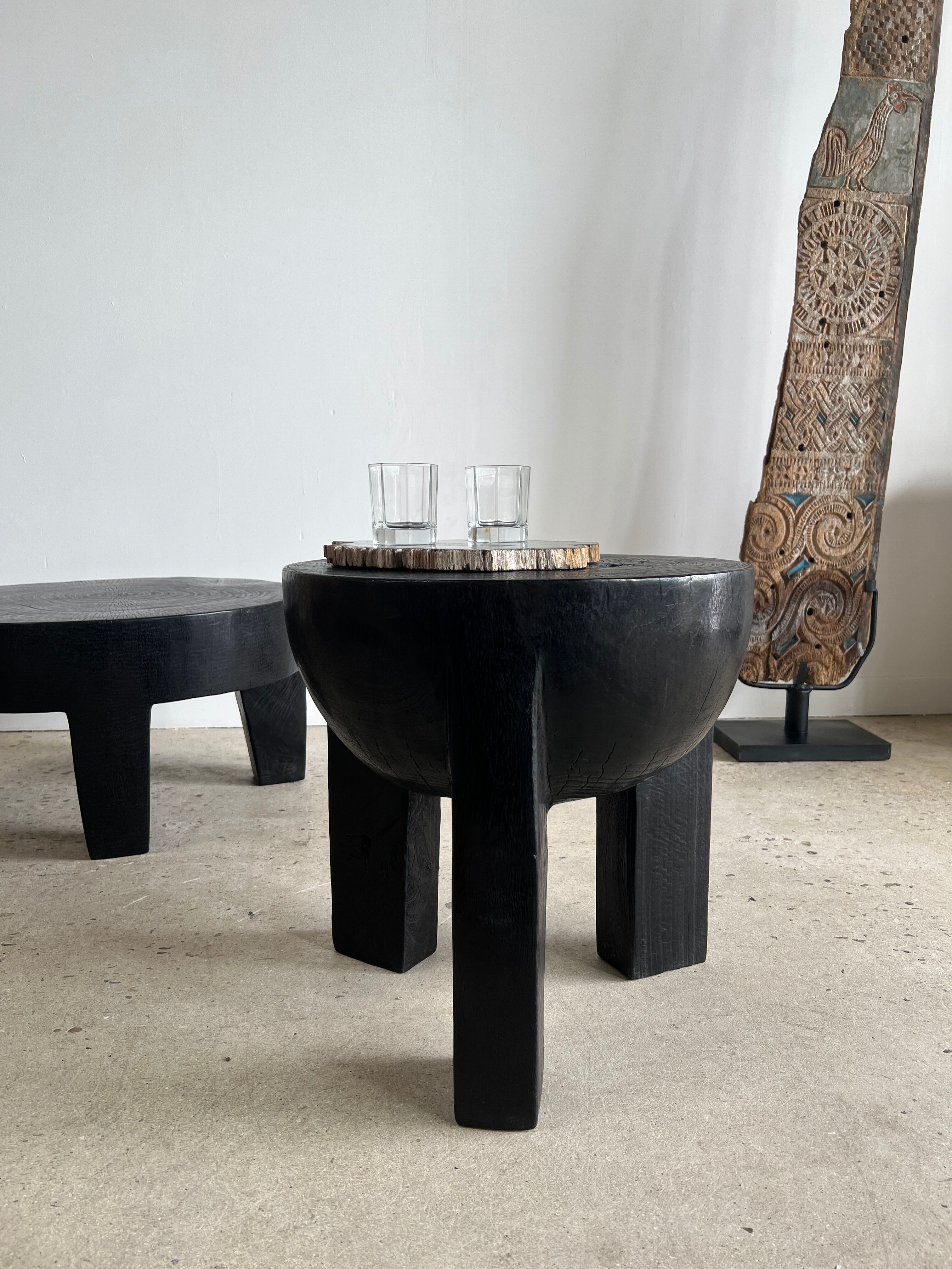 Black mango wood tripod side table with a semi-spherical top, height: 45 cm, diameter: 44 cm.