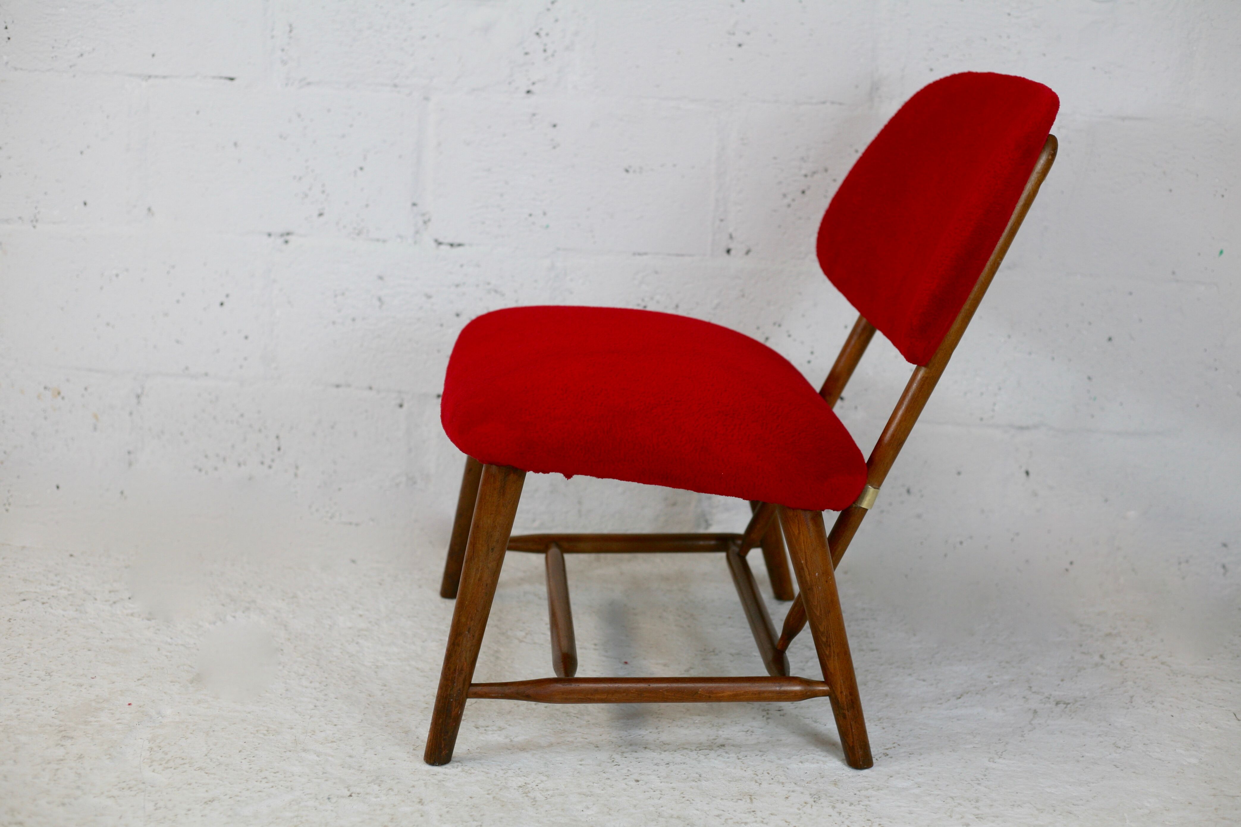 Chauffeuse by Alf Svensson, Model TeVe, published by Ljungs Industrier, Sweden, 1953. Retyped red.