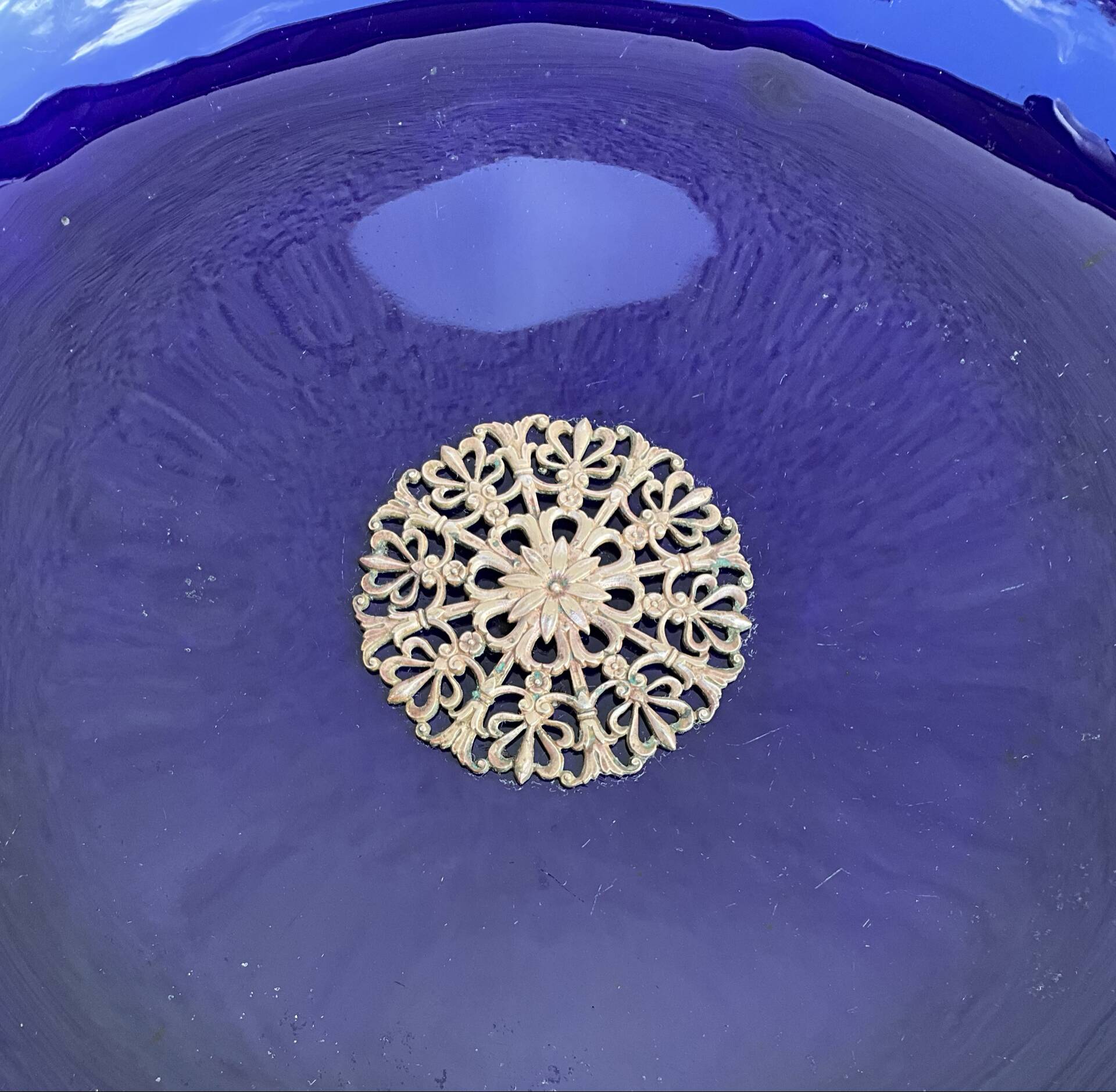 Cobalt blue porcelain cup on a pedestal, Sèvres style, late 19th century.