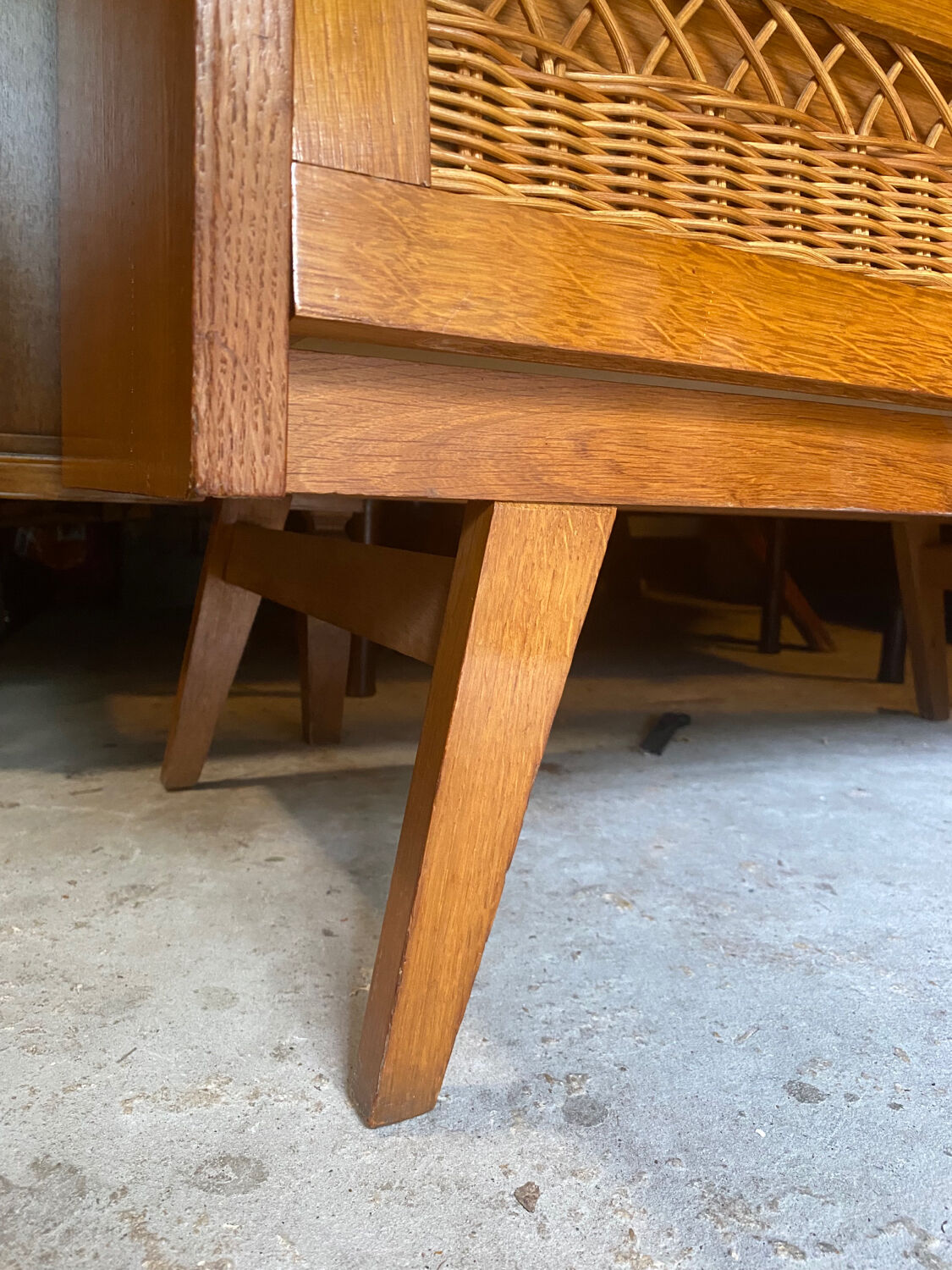 Commode en rotin vintage pied compas