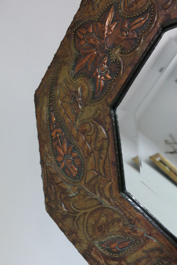 Miroir artisanal biseauté en cuivre repoussé ancien - 54x45cm