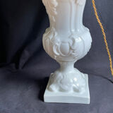 Lampe opaline, potiche blanche, abat-jour