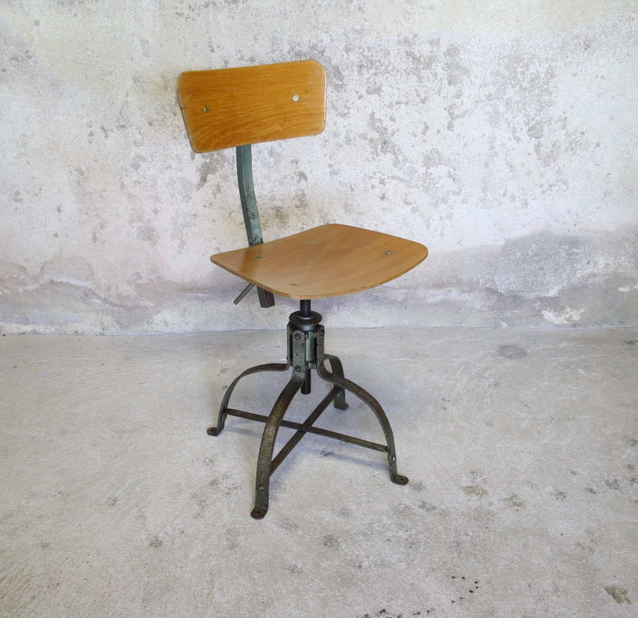 Bienaise workshop chair
