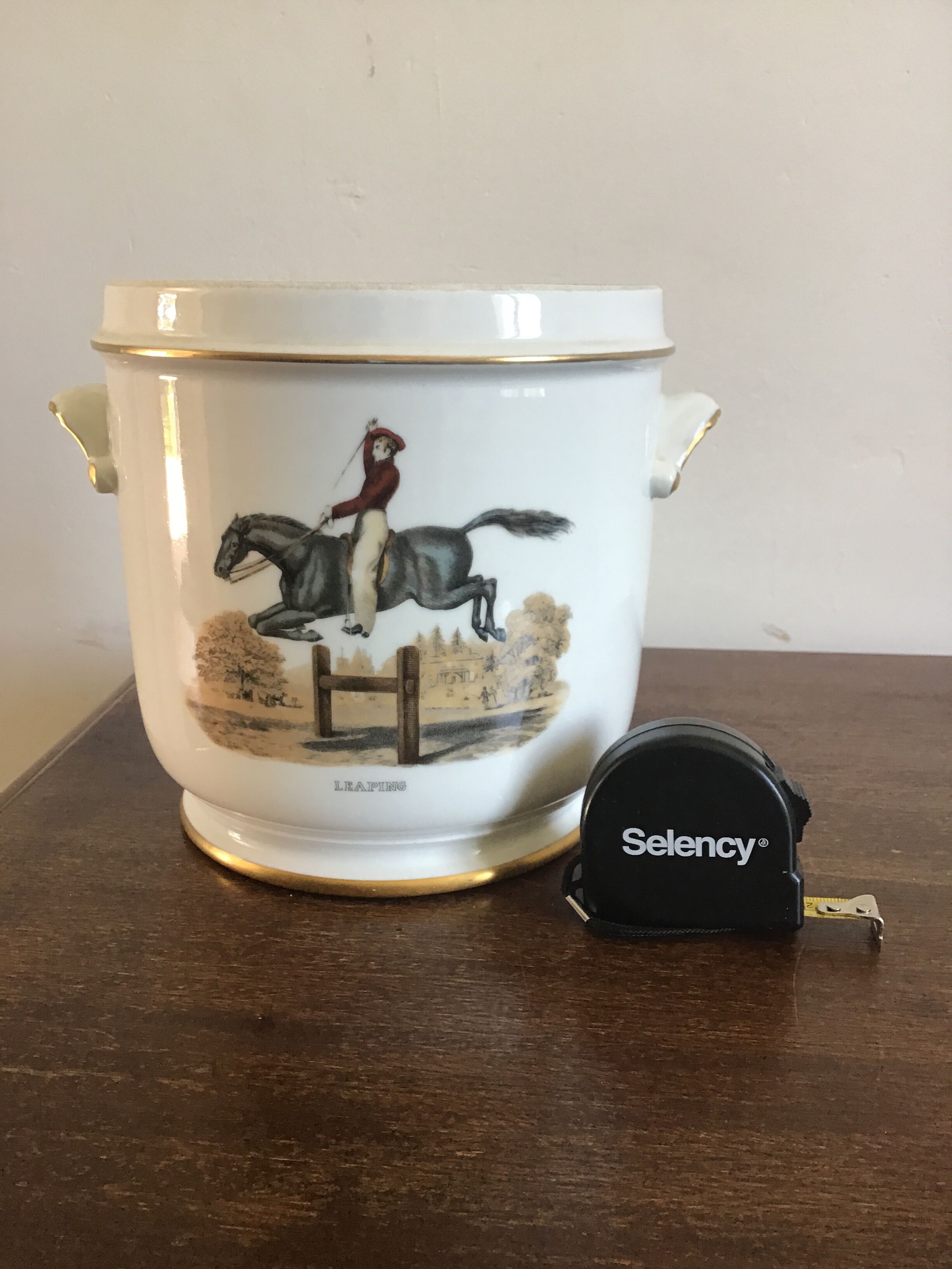 Paris porcelain pot cache