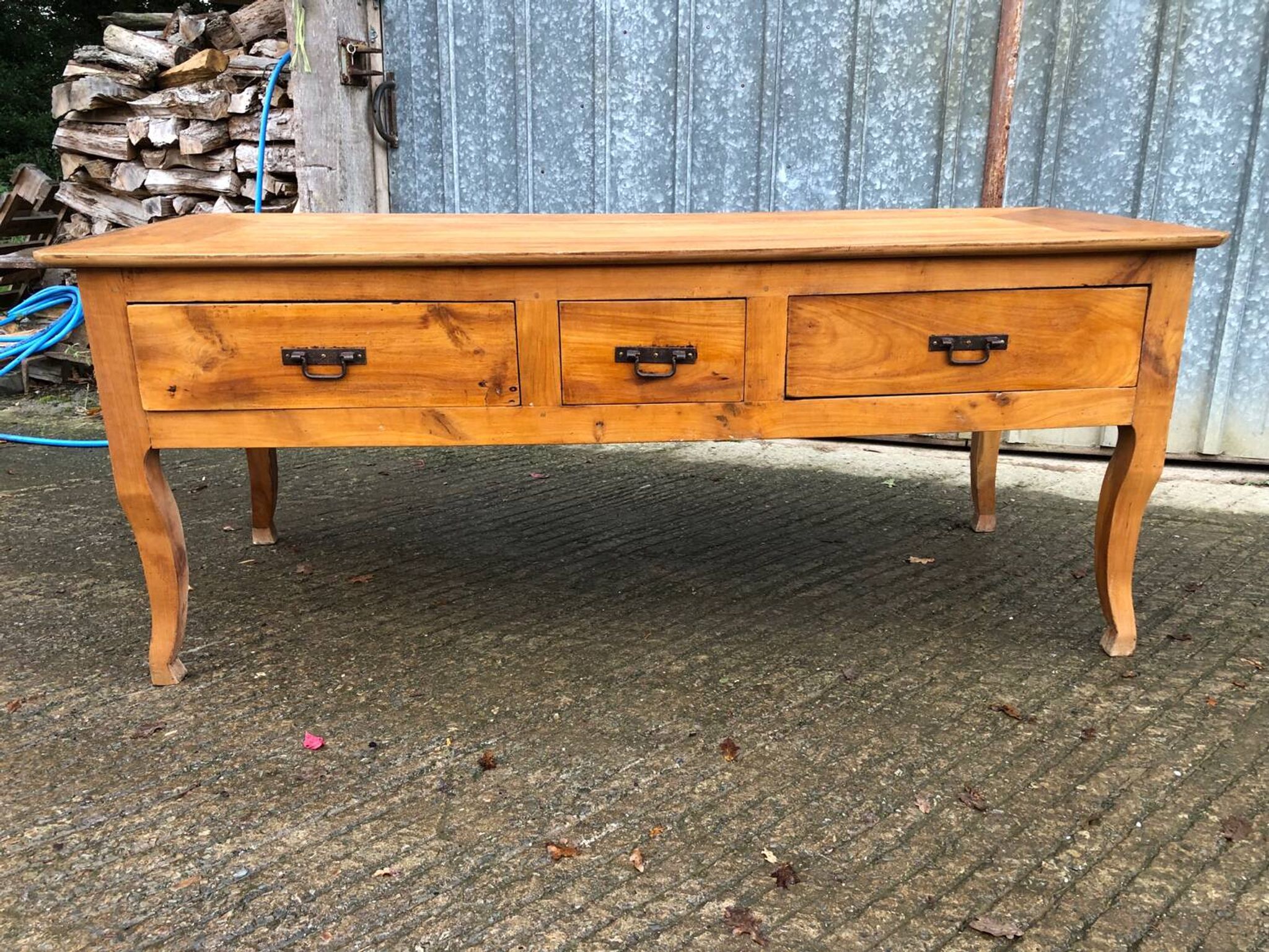 Table ancienne Louis XV à 3 tiroirs et 1 tirette en cerisier massif
