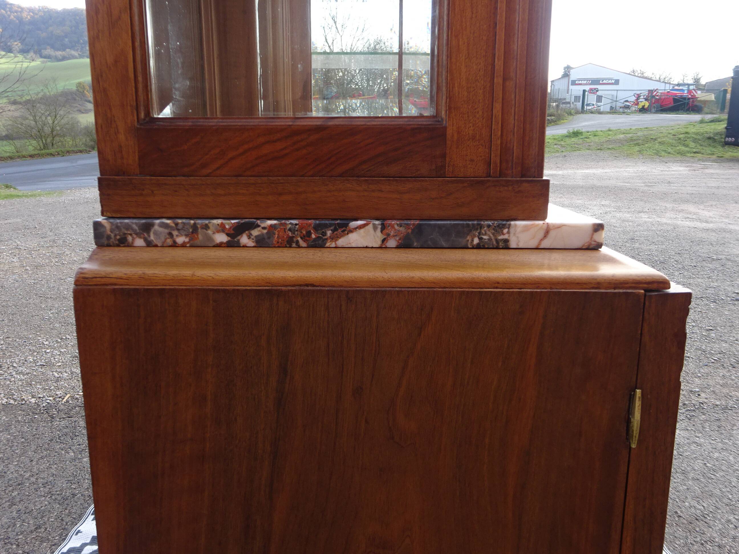 Buffet Art Déco en noyer avec marbres et guérites