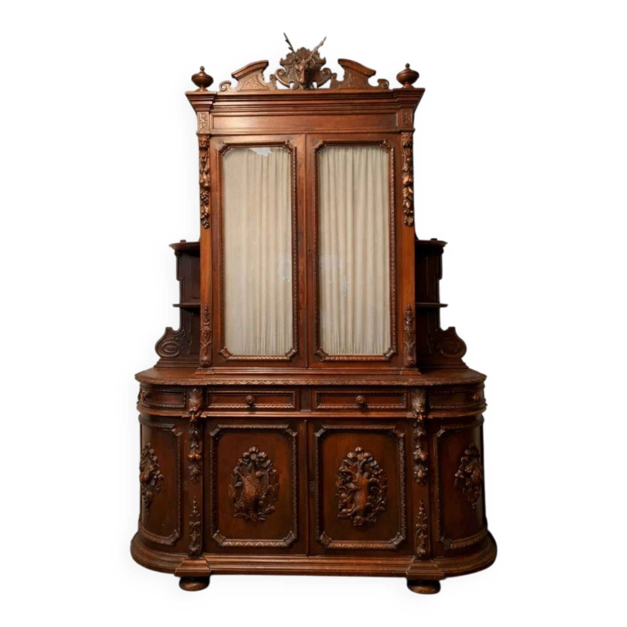 Buffet deux-corps de pavillon de chasse en noyer sculpté style Re