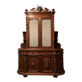 Buffet deux-corps de pavillon de chasse en noyer sculpté style Re