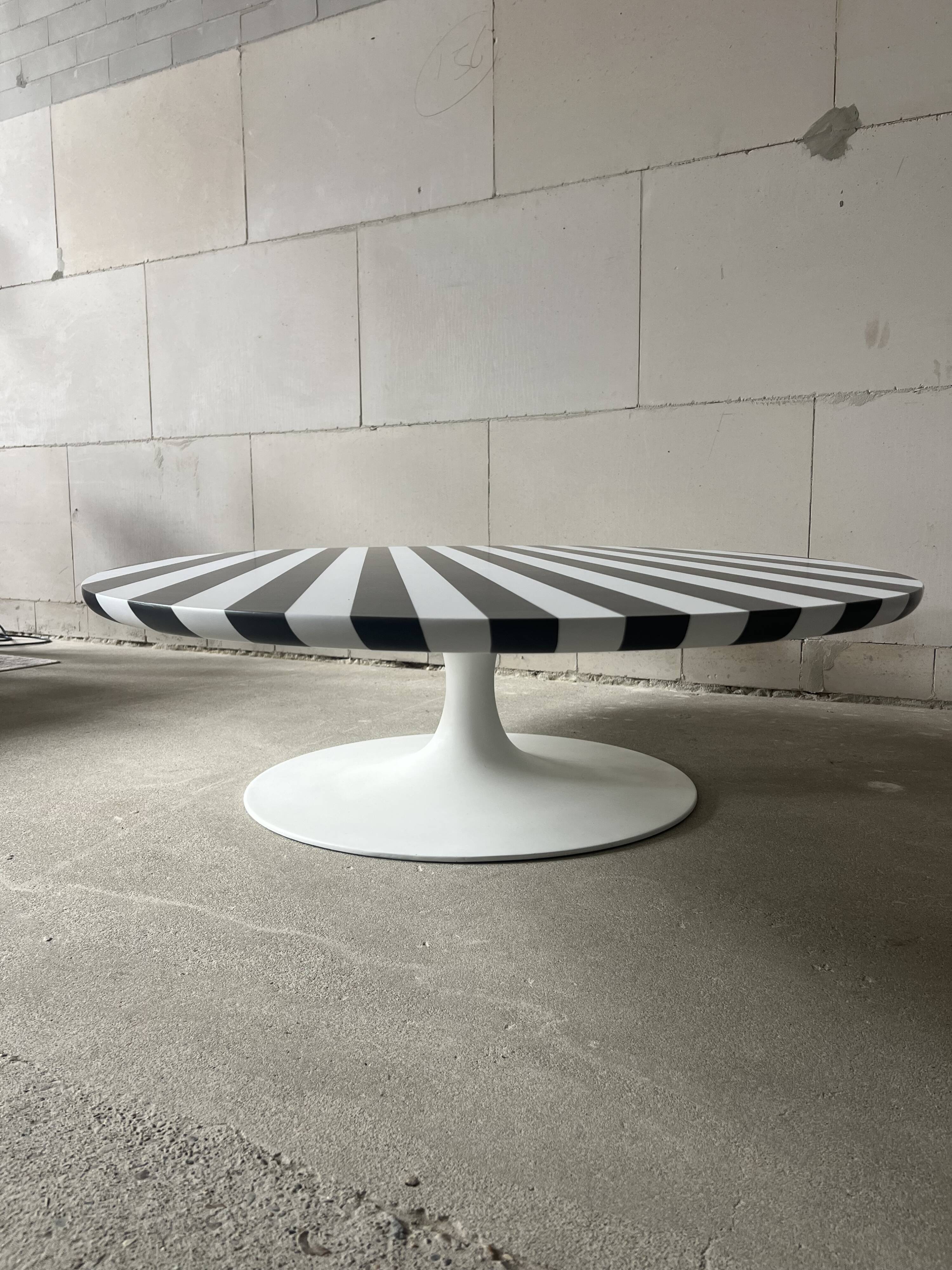 Table basse "Surfboard" de Maurice Burke pour Arkana, années 1960.