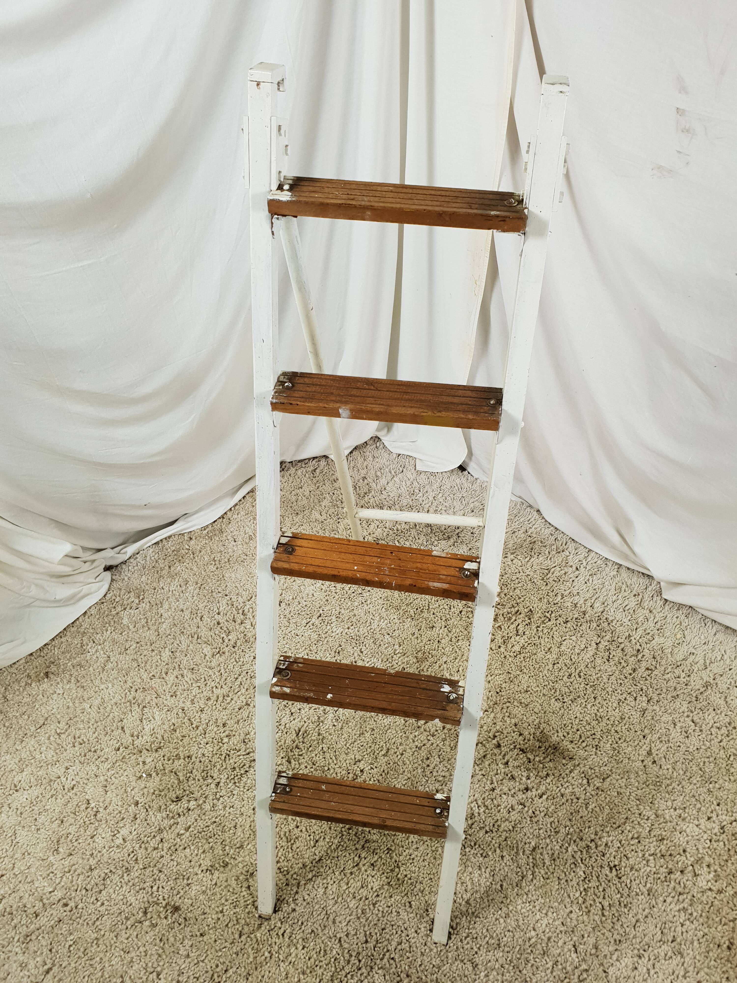 Small stepleau steel and white wood