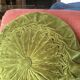 Coussin rond en velours kaki tressé