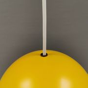 Lampe suspendue sphérique en jaune ensoleillé.