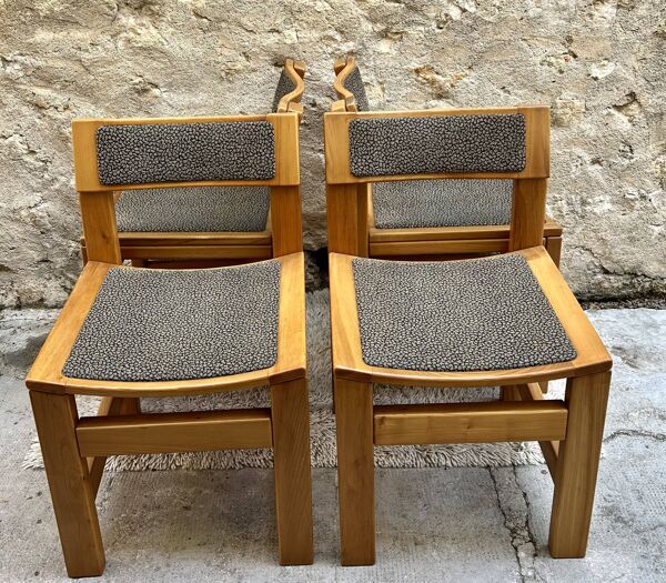 Lot de 4 chaises  vintage brutaliste en bois massif et tissu