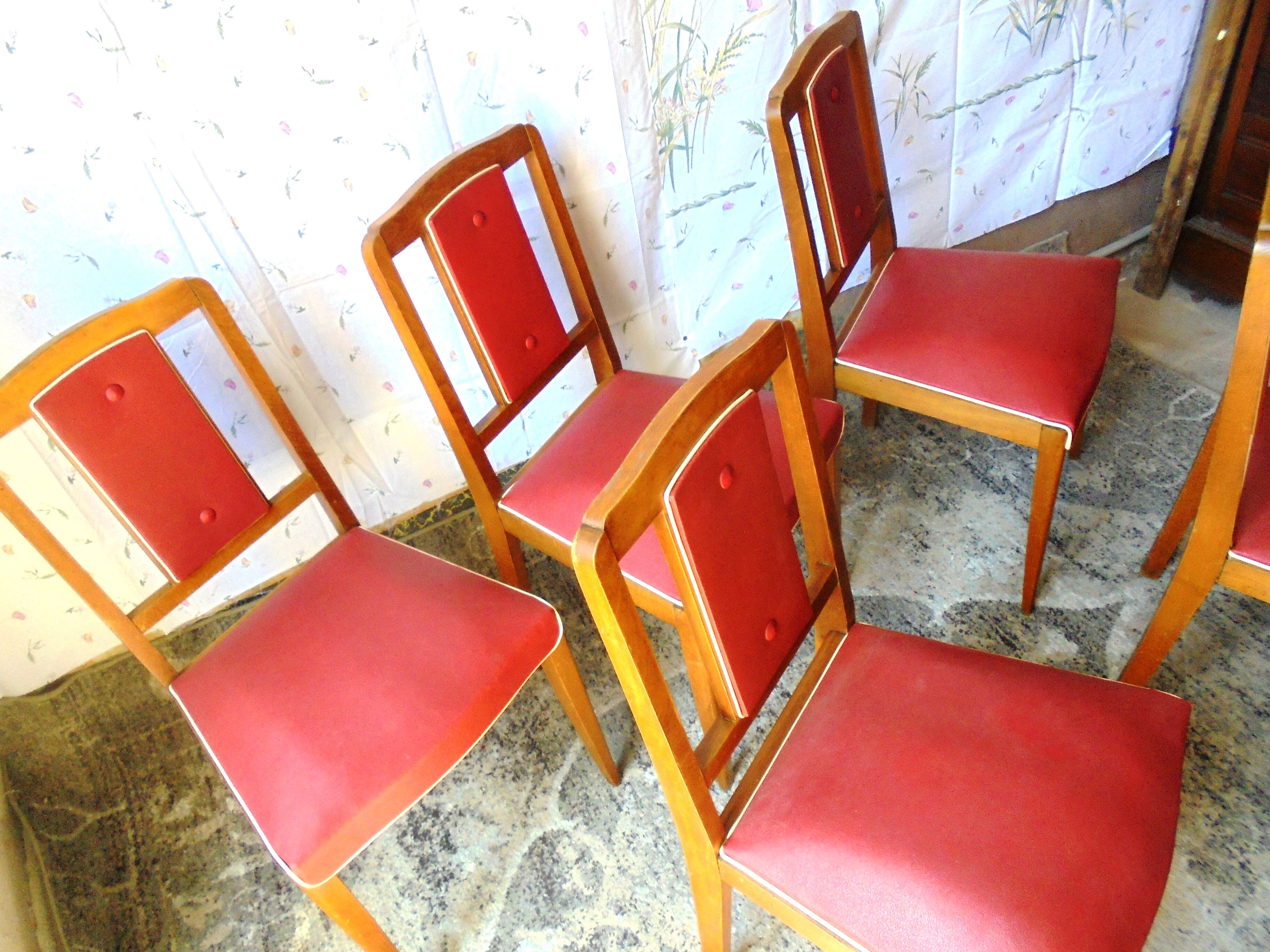 Set of 5 wooden chairs and red skaï