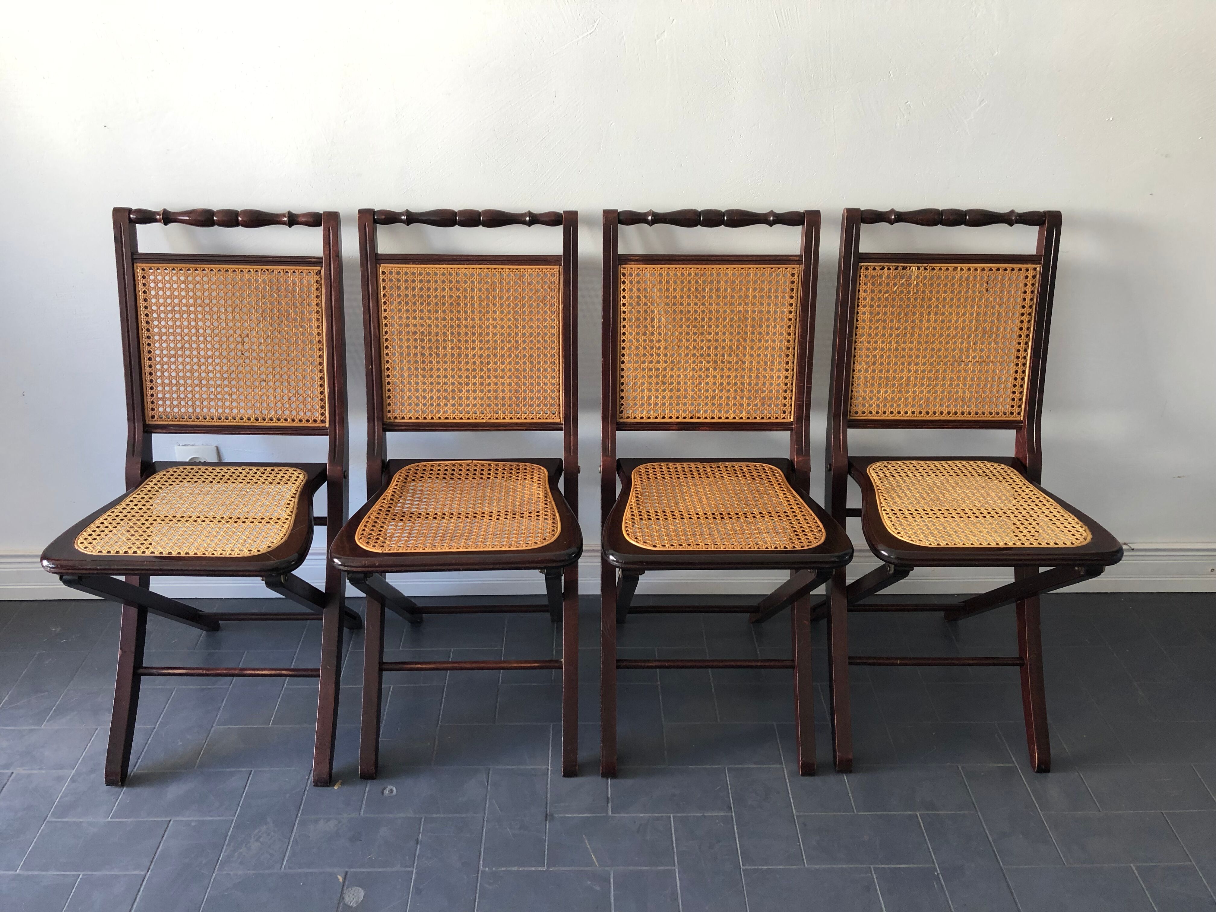 Following 4 folding chairs in mahogany and canned, 60 years.
