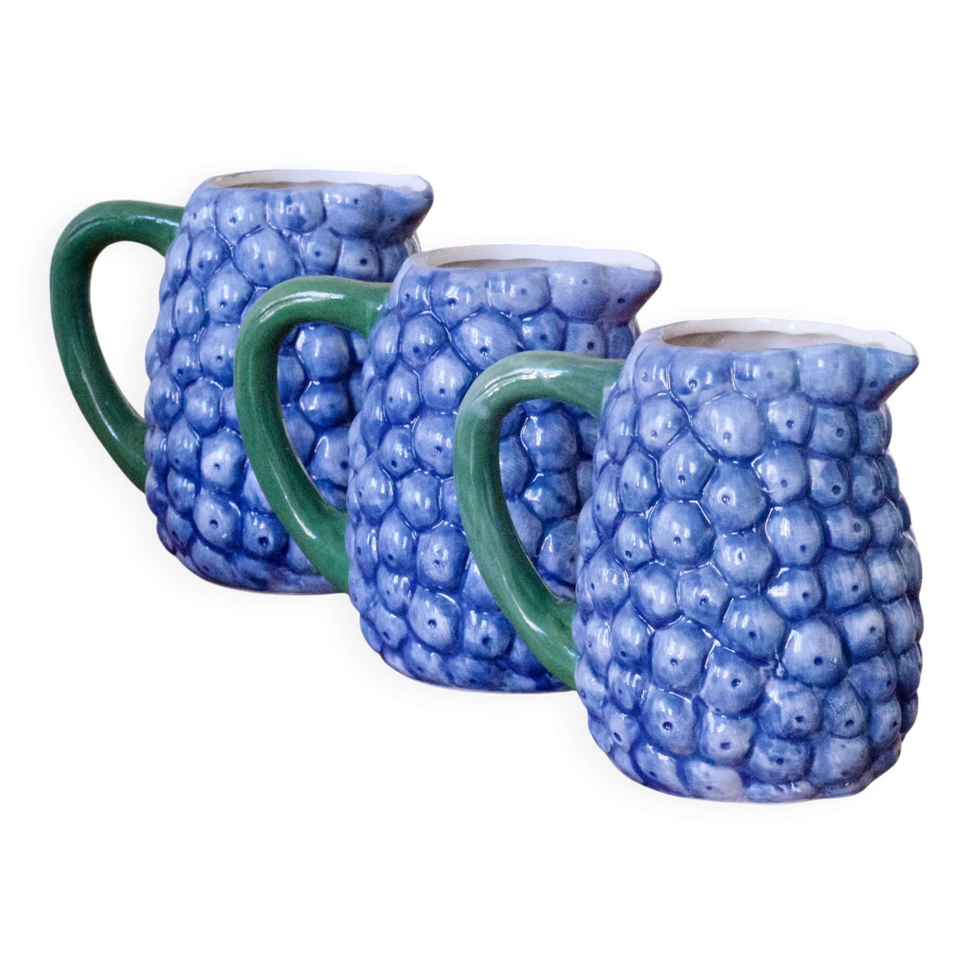 Trio de carafes vintage en barbotine myrtilles