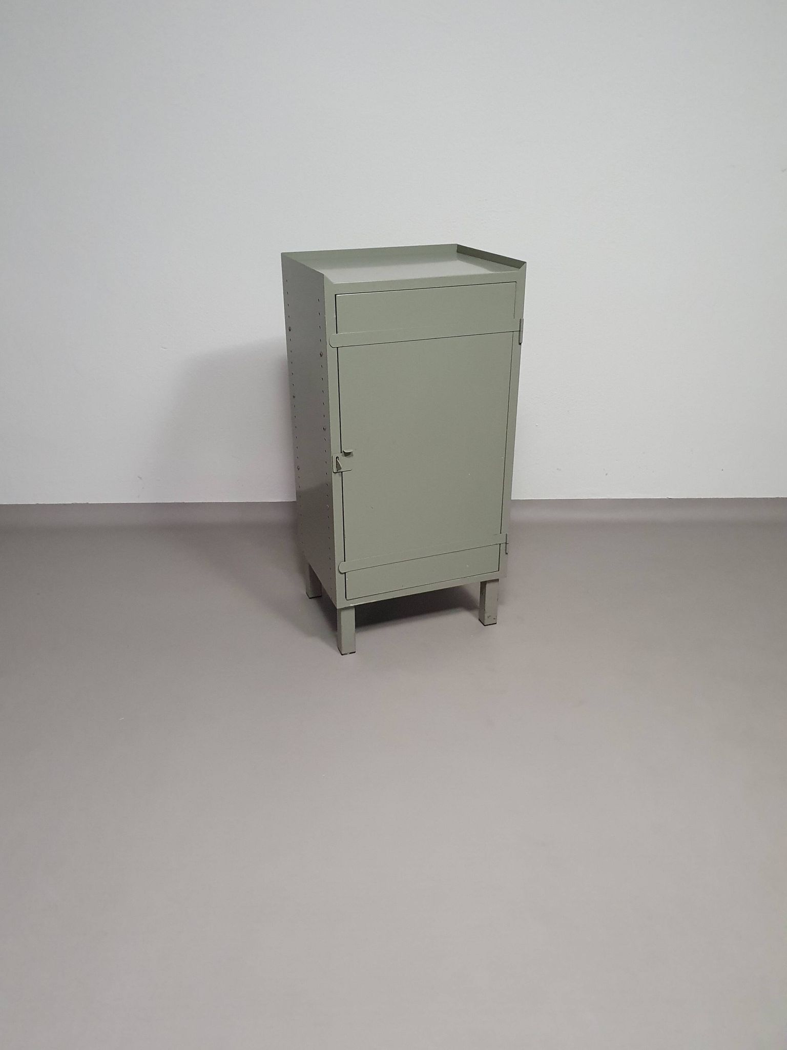 Casier en métal gris. Petit buffet industriel.