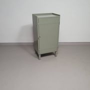 Casier en métal gris. Petit buffet industriel.