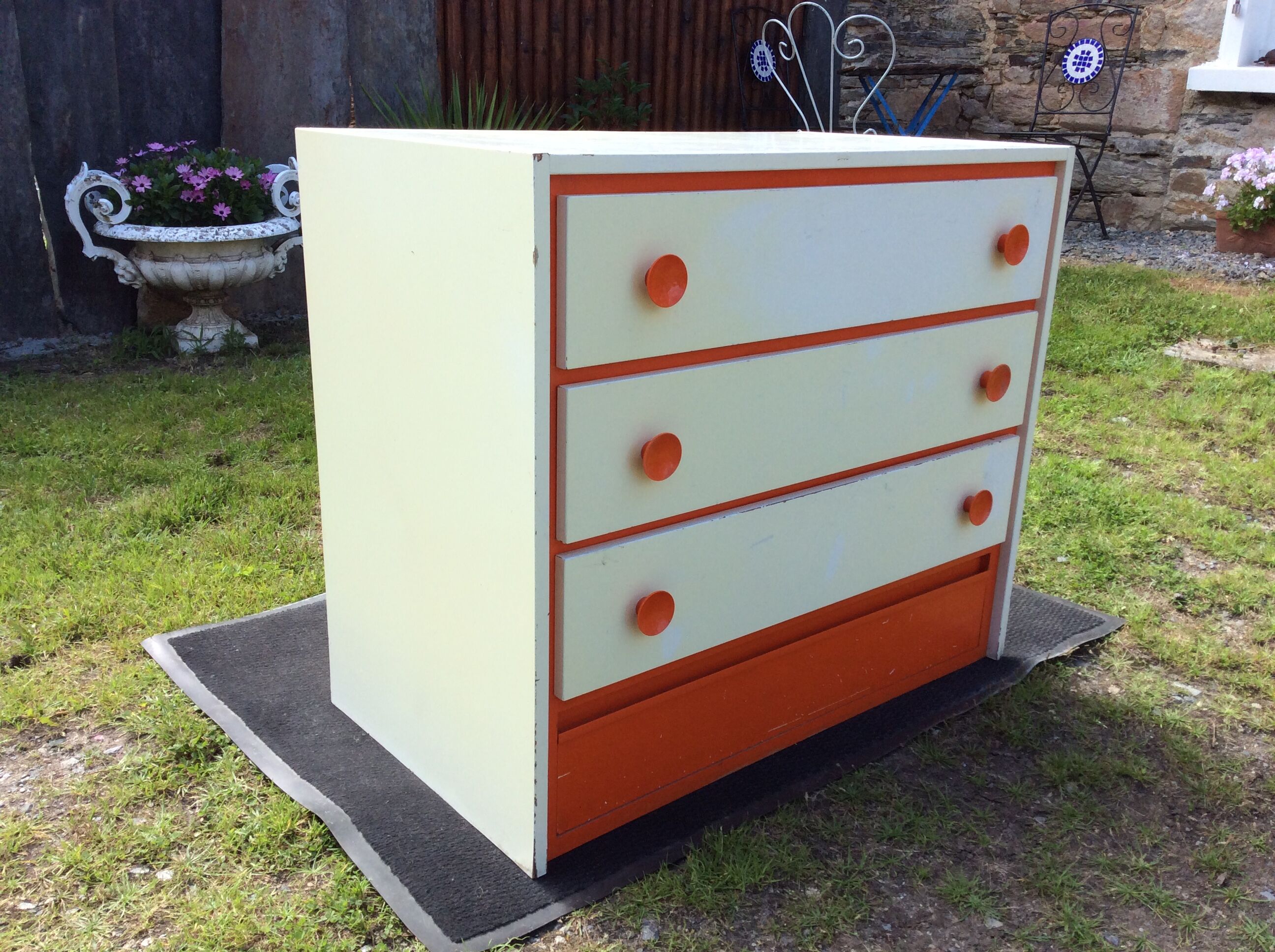 Commode Vintage Laquee Blanc Et Orange Commode De Bebe 1970 Selency