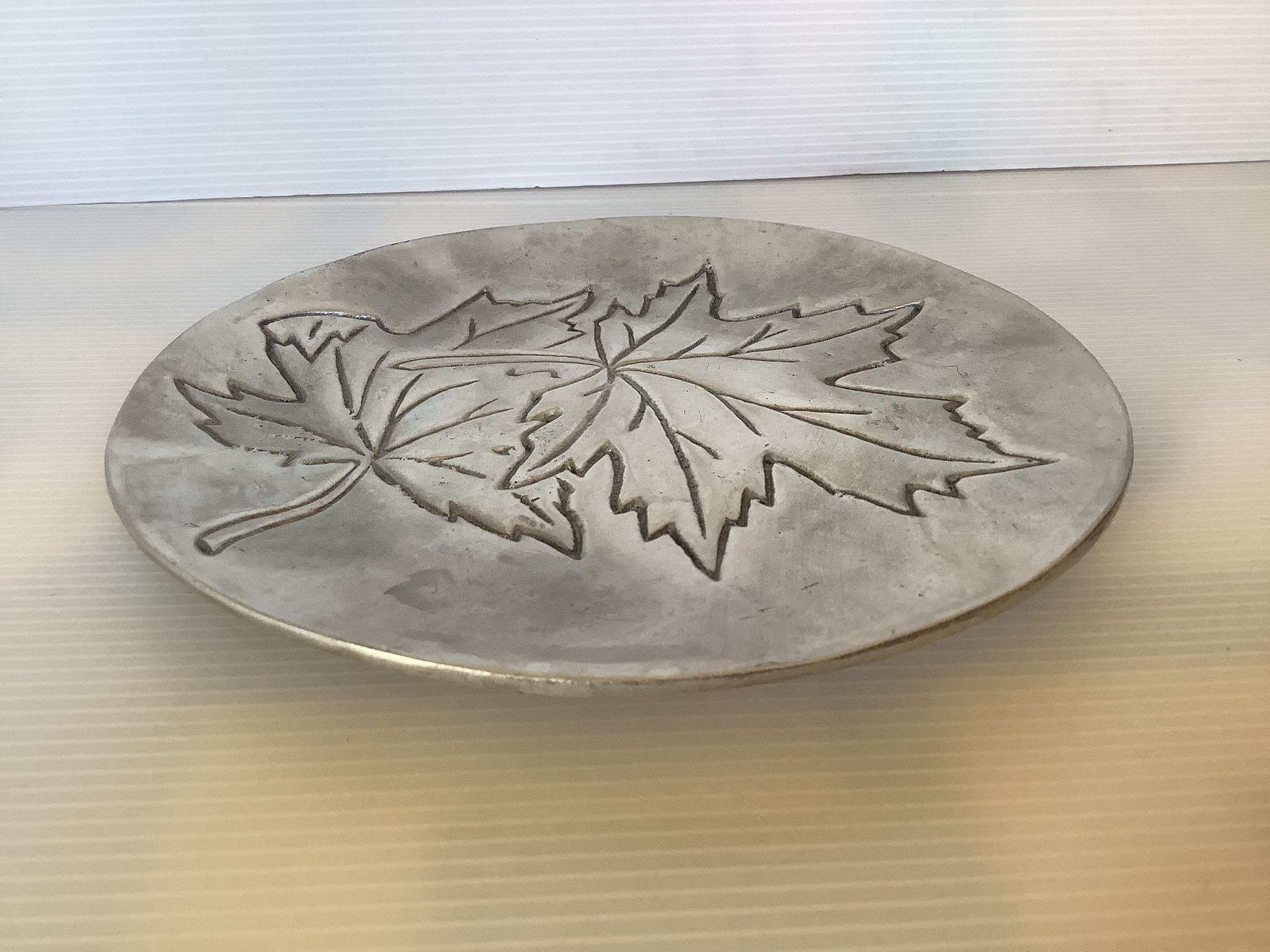 Silver tray with maple leaves in stainless steel.