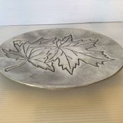 Silver tray with maple leaves in stainless steel.