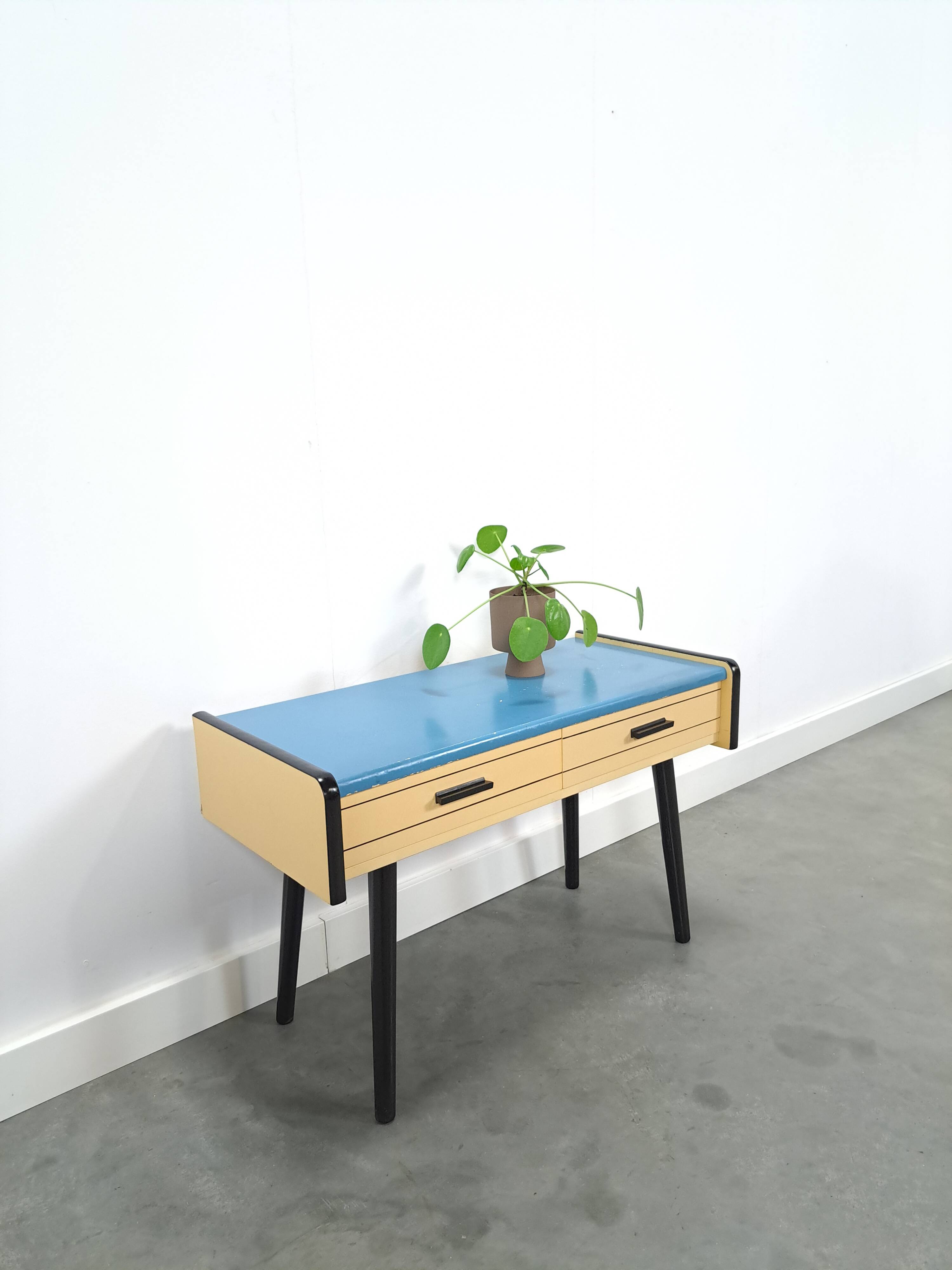 Jaren 50 ladekastje met blauw blad en zwarte poten