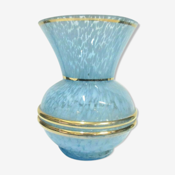 Vase en verre bleu tacheté soufflé et cerclé de doré vers 1950