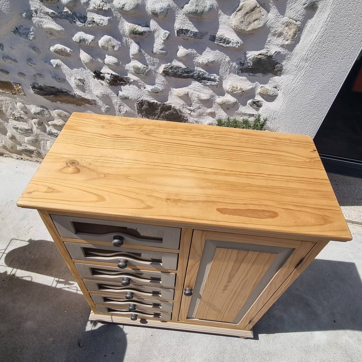 Grain merchant-style furniture with 6 drawers and a cupboard.