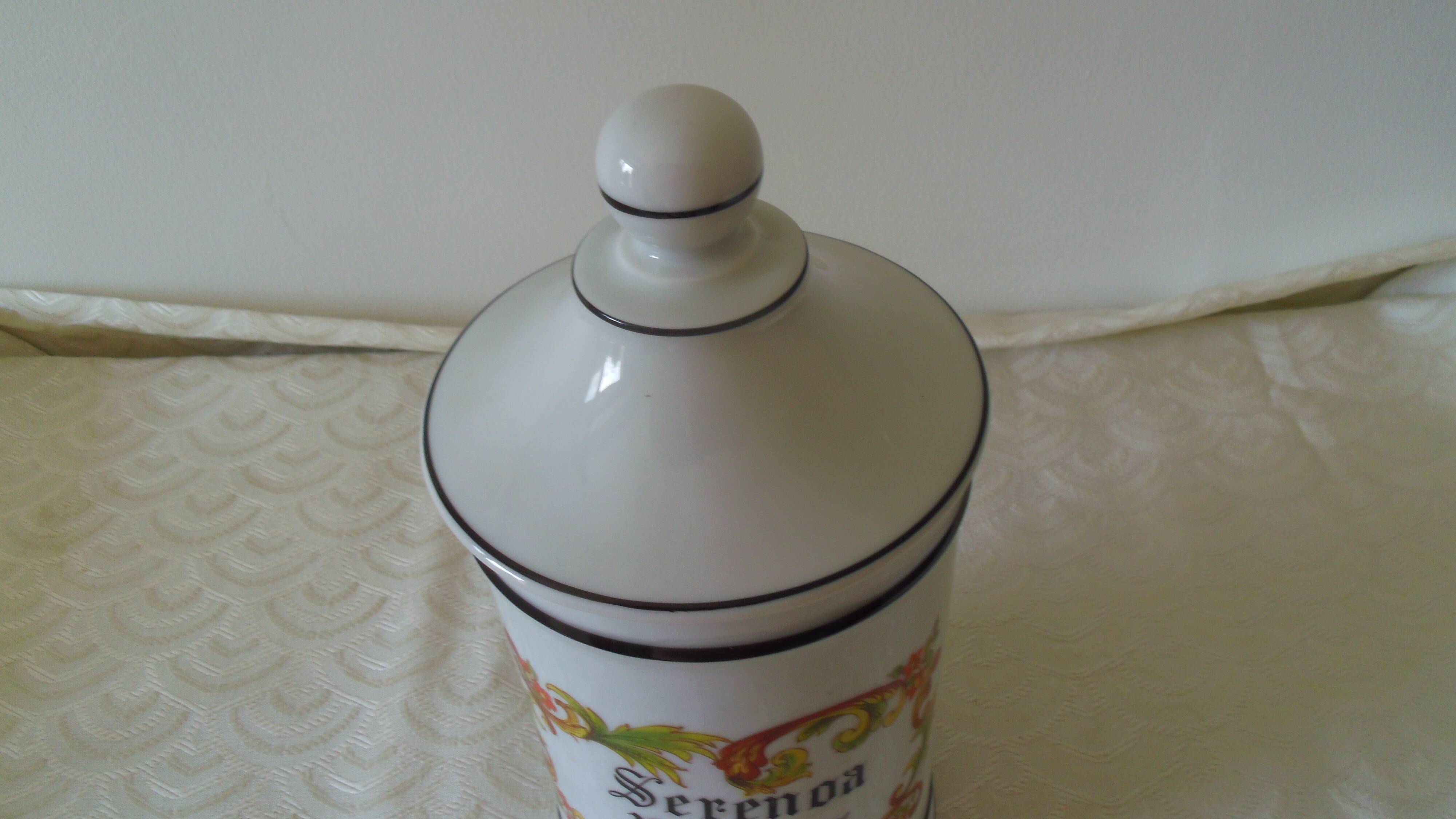 Medicine jar. Limoges porcelain. Large model
