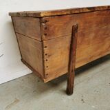 Wooden chest kneaded maie