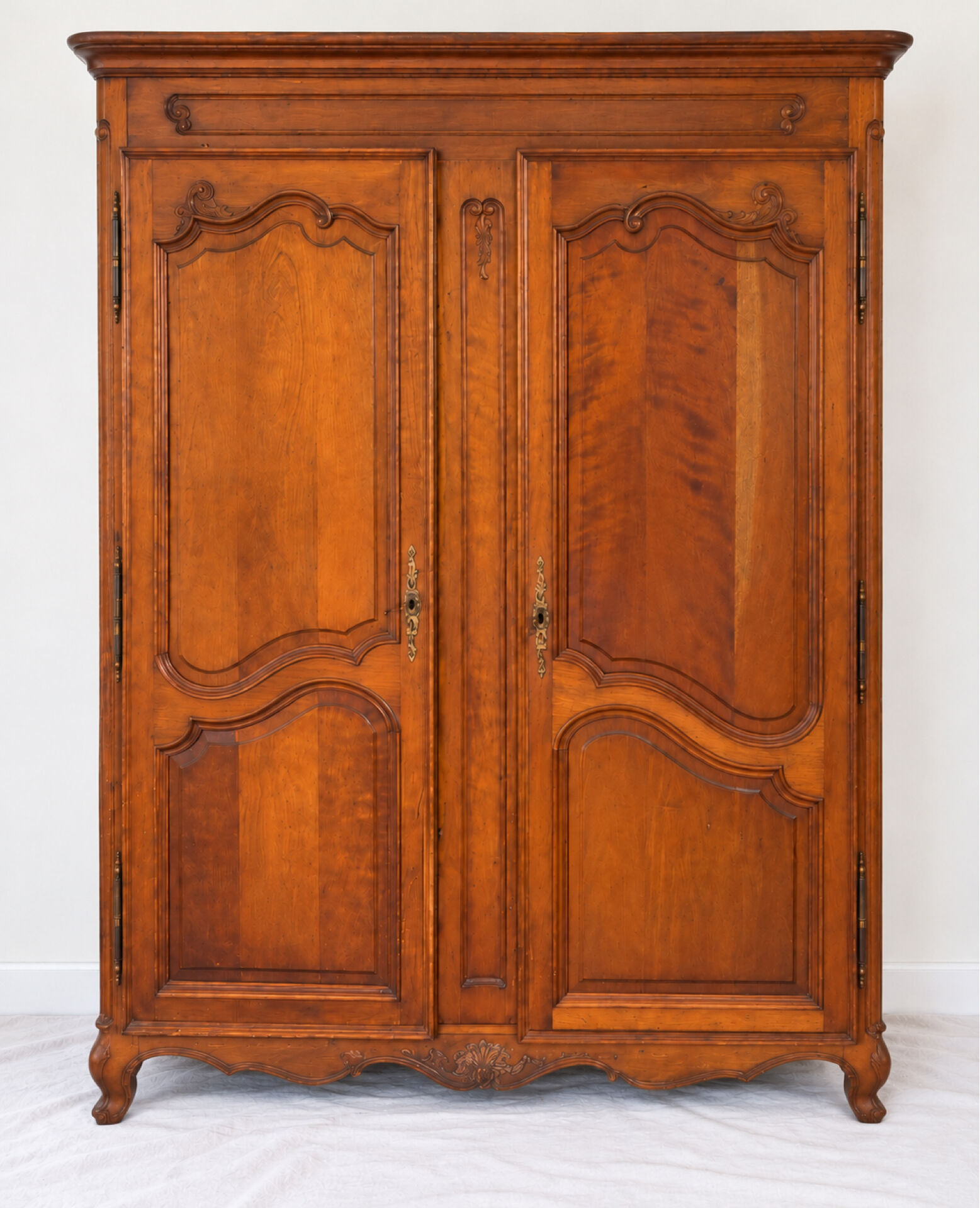 Armoire lingère de style Louis XV en bois sculpté, tiroir intérieur