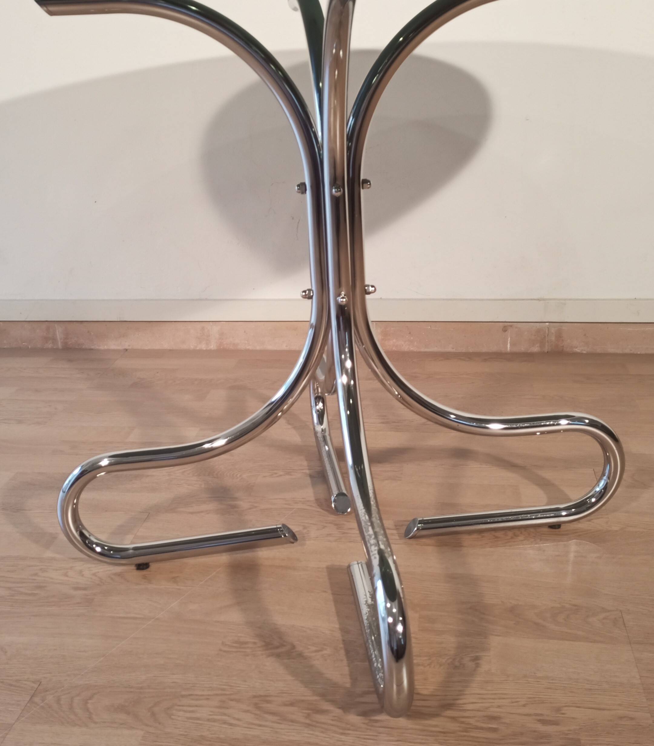 Table basse italienne du milieu du siècle en chrome et acier avec plateau rond en verre fumé, années 1960