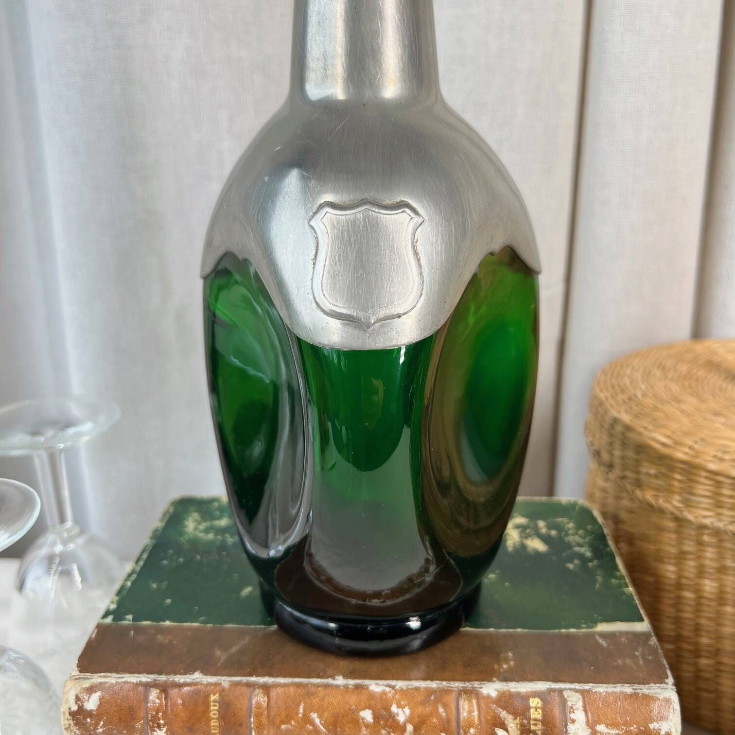 Carafe ou flacon en verre vert et étain